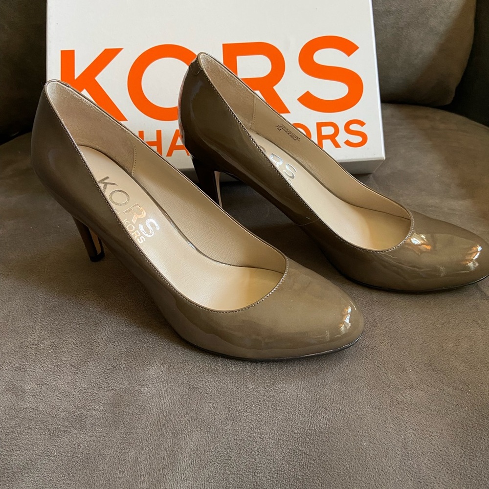 Michael Kors patent leather pump. Size 7 - Picture 4 of 10